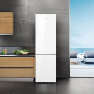Il frigorifero combinato Hisense in vetro bianco 